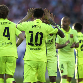 El delantero argentino del Barcelona, Leo Messi (c), celebra con su compañero, el brasileño Neymar Jr, el gol marcado al Atlético de Madrid. EFE/Víctor Lerena