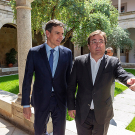 El secretario general del PSOE, Pedro Sánchez, y el presidente de la Junta de Extremadura, Guillermo Fernández Vara, momentos antes del encuentro de trabajo que han mantenido en la sede de la Presidencia de la Junta, en Mérida. EFE/Jero Mor