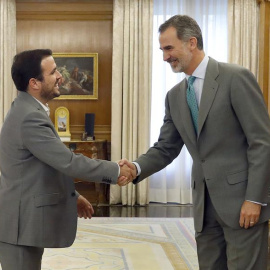 El rey Felipe VI saluda al coordinador federal de IU, Alberto Garzón, en su reunión dentro de la ronda de consultas para escuchar su postura sobre el proceso de investidura. - EFE