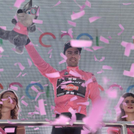 El ciclista holandés Tom Dumoulin, del equipo Giant Alpecin, celebra en el podio su victoria en la primera etapa del Giro de Italia. /EFE