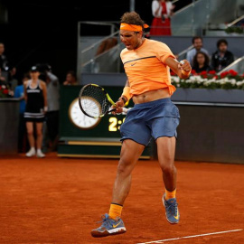 El tenista español Rafa Nadal celebra la victoria tras ganar por 6-0, 4-6 y 6-3 al brasileño Joao Souza. /EFE
