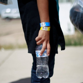 17/05/2019 - Un migrante con una botella de agua en la frontera entre Estados Unidos y México. / REUTERS - JOSE LUIS GONZALEZ