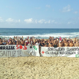 Concentración de socorristas en el primer día de huelga en Gipuzkoa./TWITTER