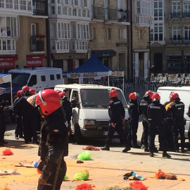 La plaza de la Virgen Blanca desalojada por antidisturbios de la policía vasca./ Foto vía Gasteiz Hoy