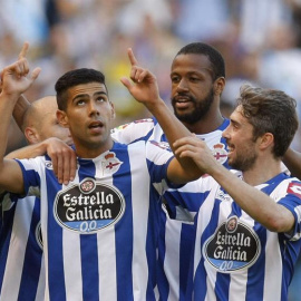 Los jugadores del Deportivo celebran su segundo gol frente al Levante. /EFE