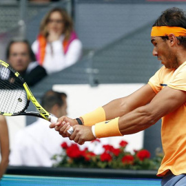 El tenista español Rafa Nadal devuelve la bola ante el británico Andy Murray. /EFE