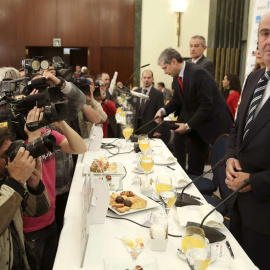 El ministro de Economía, Luis de Guindos, antes de comenzar el desayuno informativo. EFE/Chema Moya