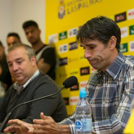 El futbolista grancanario Juan Carlos Valerón (d) de la UD Las Palmas, junto al presidente de la entidad Miguel Ángel Ramírez (i), anuncia su retirada del fútbol a los 40 años. /EFE