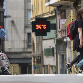 Varias personas caminan por una calle de Torrelavega (Cantabria), a 3 de mayo de 2023.