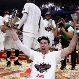 Nocioni con los dos trofeos que conquistó ayer contra Olympiacos. /EFE