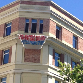 Una pancarta cuelga de una de las ventanas del denominado Hogar Social Ramiro Ledesma, de ideología nazi. E.P.