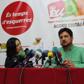 La diputada de EU, Rosa Pérez, junto al candidato de esta formación a la Presidencia de la Generalitat, Ignacio Blanco.- EFE