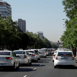 Un grupo de taxis realiza una pitada a su paso por el ministerio de Industria y Competitividad en Madrid. EFE