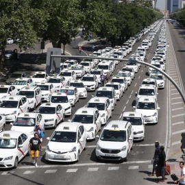 Taxis permanecen concentrados a su paso por el ministerio de Fomento en Madrid. EFE | Zipi