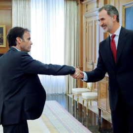 El rey Felipe VI saluda al diputado de En Comú Podem en el Congreso, Jaume Asens, esta mañana en el Palacio de la Zarzuela, durante la ronda de consultas con los dirigentes de los partidos políticos.- EFE/Chema Moya