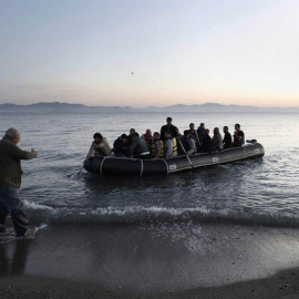 Inmigrantes sirios desembarcan en la isla de Kos (Grecia) cerca de la frontera con Turquía el 6 de mayo de 2015. Grecia recibe una media diaria de cien inmigrantes y refugiados. / Yannis Kolesidis (EFE)