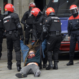 La Ertzaintza detiene a uno de los tres jóvenes acusados de pertenencia a banda armada por ser militante de Segi, considerado por las autoridades la 'cantera' de ETA.- EFE/José Ramón Gómez