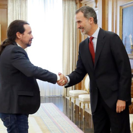 El rey Felipe VI saluda al líder de Podemos, Pablo Iglesias, en el Palacio de la Zarzuela, durante la ronda de consultas con los dirigentes de los partidos políticos para designar candidato a la investidura. EFE/Chema Moya***POOL***