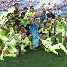 Los jugadores del Barça celebran el título de Liga en el césped del Calderón. /EFE