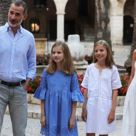 Los Reyes Felipe y Letizia y sus hijas, la princesa Leonor y la infanta Sofía, posaban el domingo en el Palacio de la Almudaina/EFE