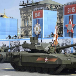 Un tanque Russian T-14 con las unidades Armata durante el desfile del Día de la Victoria en la Plaza Roja en Moscú de 2015. - REUTERS