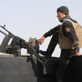 Un miembro de las fuerzas de seguridad de Irak en la base militar de Al Habaniya. - AFP