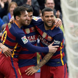 El delantero uruguayo del Barcelona Luis Suárez (c) celebra uno de sus goles junto a sus compañeros Dani Alves (i) y Lionel Messi. /EFE