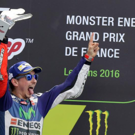 Jorge Lorenzo celebra su victoria en el GP de Francia de motociclismo. /EFE