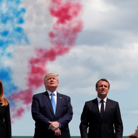 El presidente estadounidense, Donald Trump (2i), y su mujer, Melania (i), asisten junto al presidente galo, Emmanuel Macron (2d), y su mujer, Brigitte (d), a la ceremonia de conmemoración del 75 aniversario del Día D en el cementerio estado