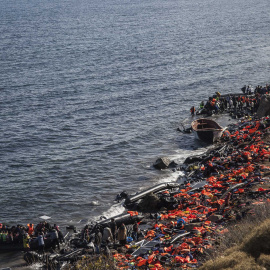 Chalecos salvavidas arrojados por los refugiados que han logrado cruzar en patera desde Turquía hasta la isla de Lesbos, en Grecia.- SANTI DONAIRE/ NERVIO FOTO