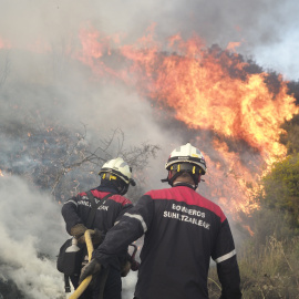 Varios bomberos intentan apagar el incendio de Tafalla, a 15 de junio de 2022, en Tafalla, Navarra (España)