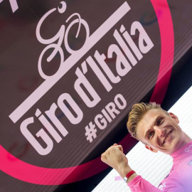 Marcel Kittel celebra su maglia rosa en el podio de la ciudad de Arnhem, en Holanda. /EFE