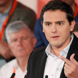 El presidente de Ciudadanos, Albert Rivera, durante su intervención en el acto que su partido celebra este sábado en Madrid para presentar el programa electoral para las elecciones de Cataluña. EFE/Víctor Lerena