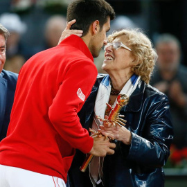 El tenista serbio Novak Djokovic saluda a la alcaldesa de Madrid, Manuela Carmena. /EFE