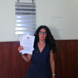 Zeltia Burgos, agente forestal y responsable de la CIG en la Administración autonómica, presentando la denuncia ante Inspección de Trabajo. /CIG