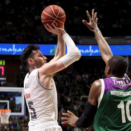 Los jugadores Rudy Fernández (i), del Real Madrid, y Will Thomas, del Unicaja. /EFE