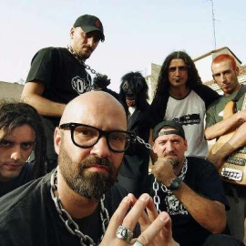 El cantante de Def Con Dos junto al resto de los integrantes del grupo. /EFE