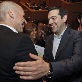El primer ministro griego, Alexis Tsipras, saluda al ministro de Finanzas, Yanis Varoufakis. durante la asamblea anual de la patronal helena en Atenas. EFE/Orestis Panagiotou