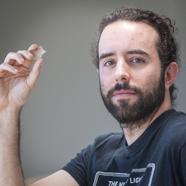 Aitor Calvo con un buril utilizado en la investigación. UPV