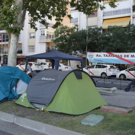 31/07/2018.- Concentración de taxistas en el Paseo de la Castellana, a la altura de Nuevos Ministerios hoy en Madrid. Las asociaciones del taxi Fedetaxi, Antaxi y Élite Taxi han anunciado que mantendrán la huelga que secundan en las princip