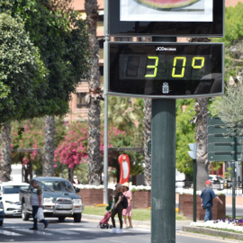 Un cartel señala 30ºC de temperatura, a 27 de abril de 2023, en Murcia, Región de Murcia (España).