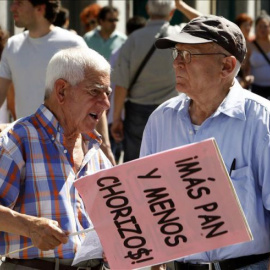 Pensionistas y jubilados convocados por CCOO de Madrid durante una concentración en la Puerta del Sol para pedir al Estado pensiones "dignas". EFE/Archivo