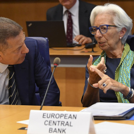 La presidenta del BCE, Christine Lagarde , conversa con uno de sus asesores antes de la reunión de los ministros de Finanzas de la Eurozona, en Luxemburgo. AFP/John Thys