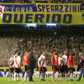 Los jugadores de River Plate esperando tras la agresión en el césped de La Bombonera. /REUTERS