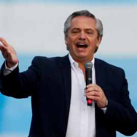 El presidente de Argentina, Alberto Fernández, interviene en un acto de campaña en Mar de Plata, en una imagen de archivo