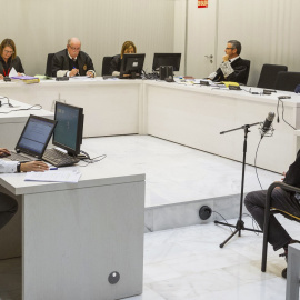 Txomin Mirena Gil Ferrero, de 52 años, acusado de elogiar a ETA y a sus miembros en su cuenta de Facebook, desde donde también manifestó su deseo de bombardear el Valle de los Caídos. EFE/Emilio Naranjo