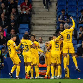 Los jugadores del FC Barcelona celebran un gol en su partido contra el RCD Espanyol, en Barcelona, a 14 de mayo de 2023.