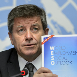 El director general de la Organización Internacional del Trabajo (OIT), Guy Ryder, con el informe 'Perspectivas sociales y del empleo en el mundo'. EFE/Jean-Christophe Bott