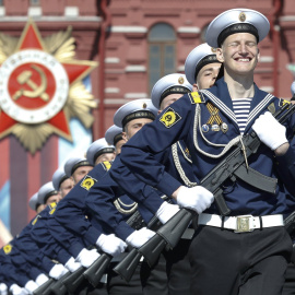 Tropas rusas desfilan en la Plaza Roja de Moscú en la conmemonaria del 71 aniversario de la victoria sobre el Ejército nazio. REUTERS/Grigory Dukor