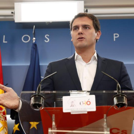 El presidente de Ciudadanos (Cs), Albert Rivera, durante una rueda de prensa para hacer un balance político cuando se cumplen dos meses después de la llegada al Gobierno del líder del PSOE, Pedro Sánchez, esta mañana en el Congreso de los D